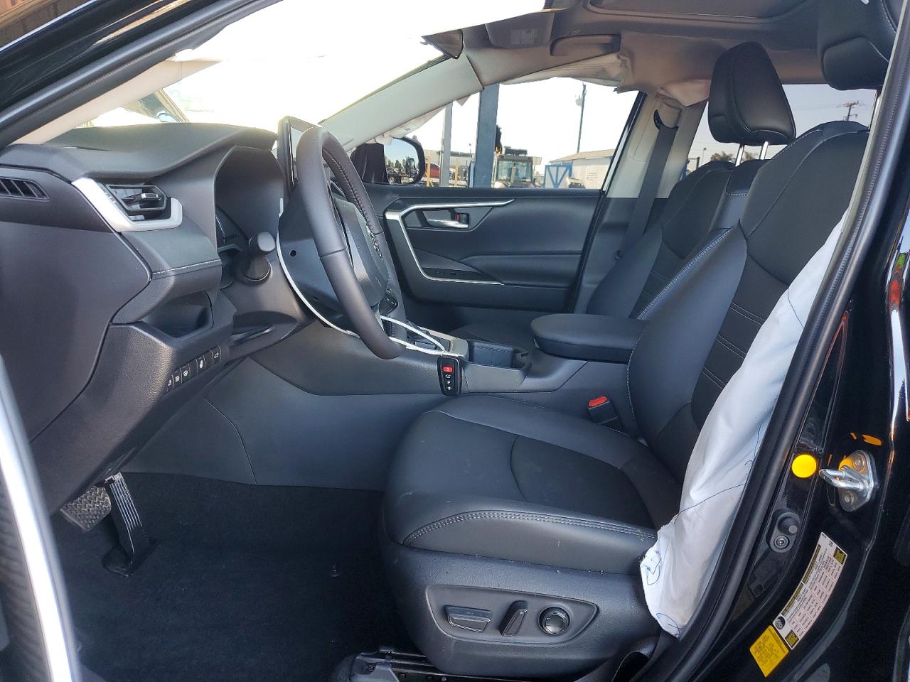 2025 TOYOTA RAV4 XLE PREMIUM photo 13