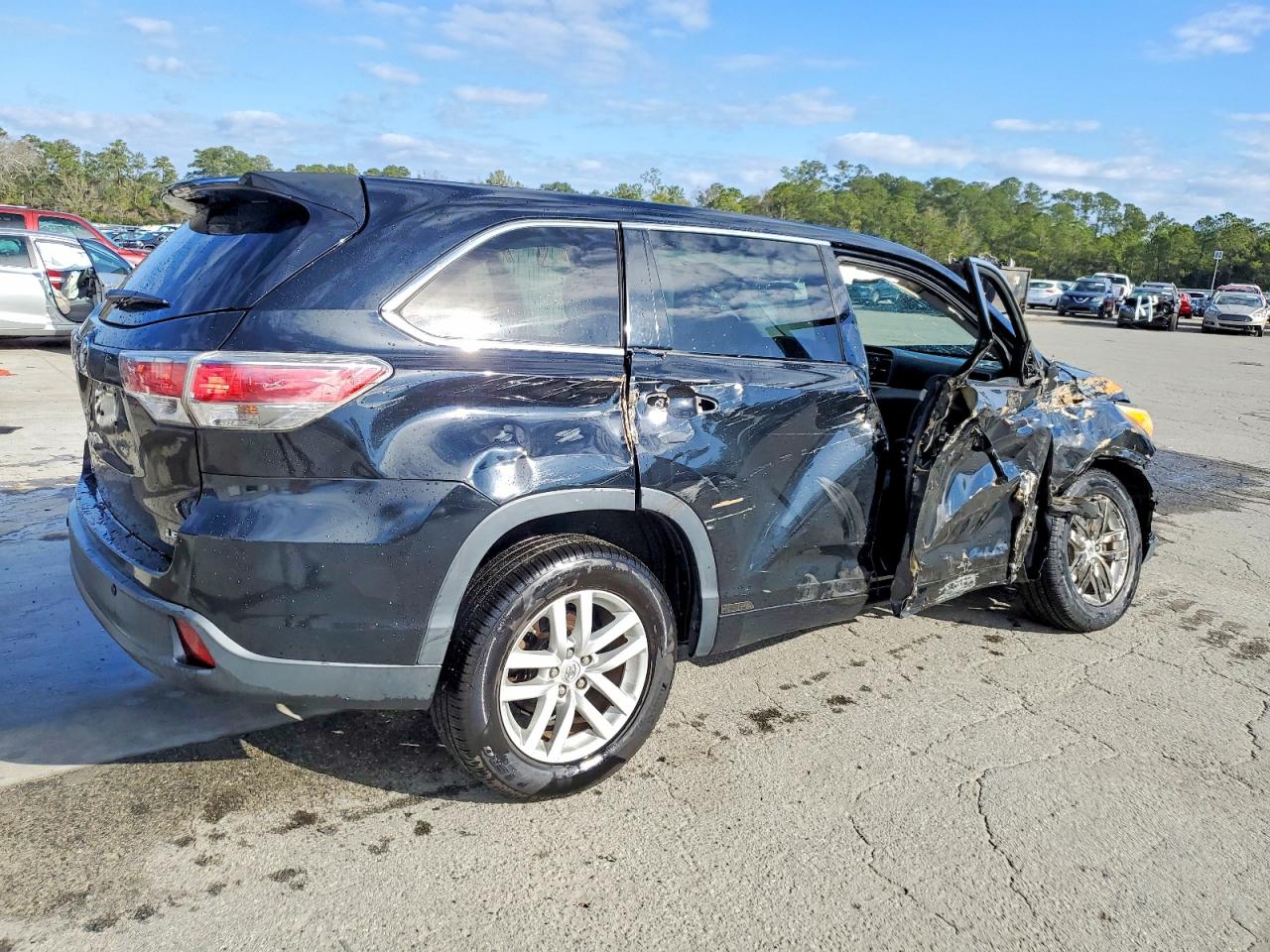 2014 TOYOTA HIGHLANDER LE photo 3