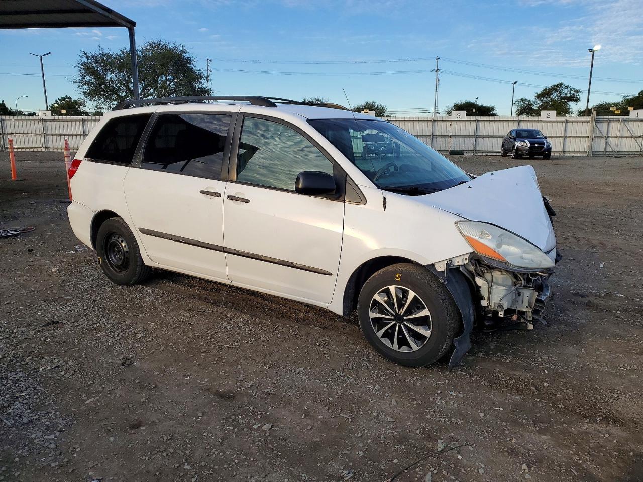 2009 TOYOTA SIENNA CE photo 4