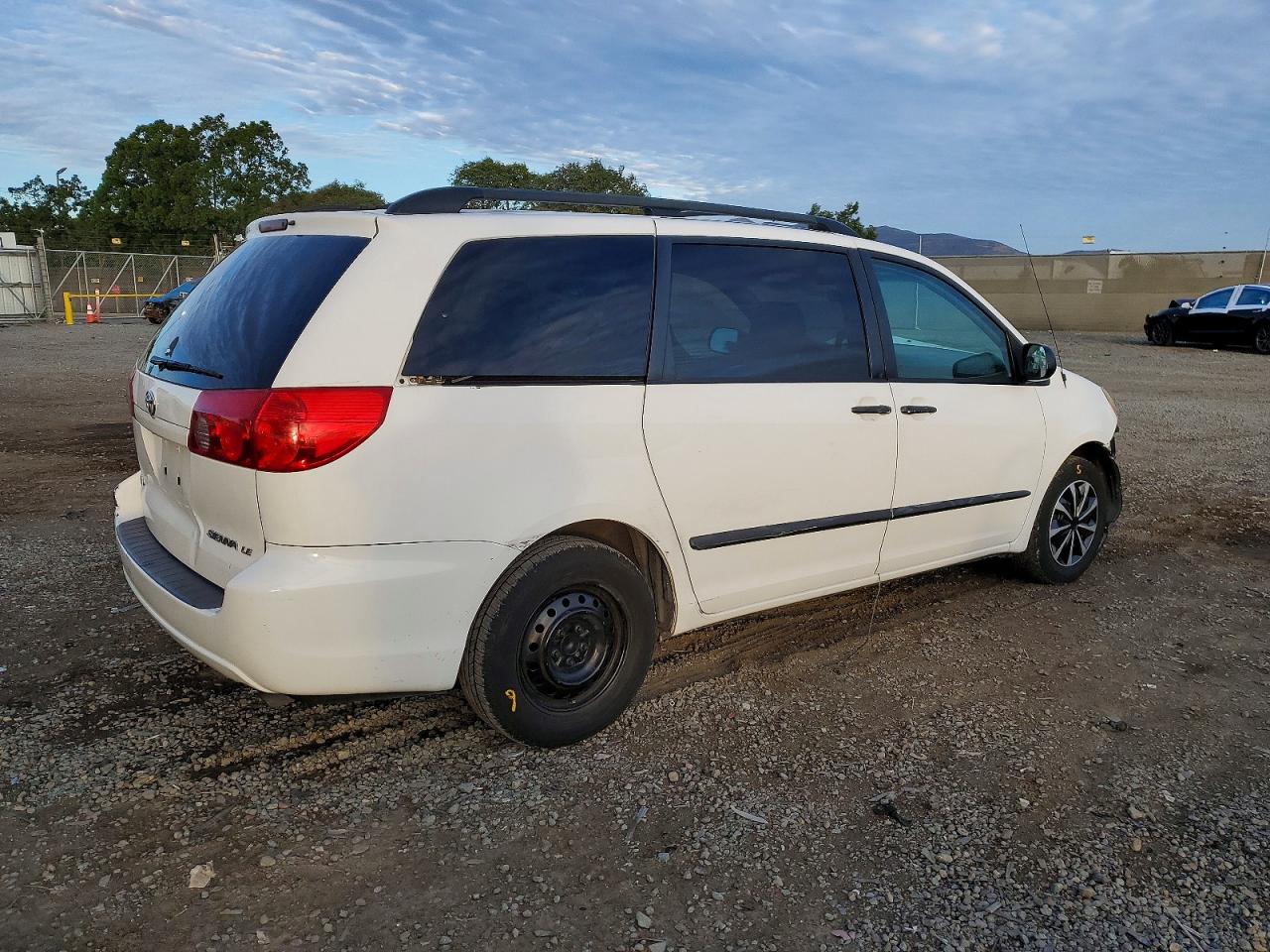 2009 TOYOTA SIENNA CE photo 3
