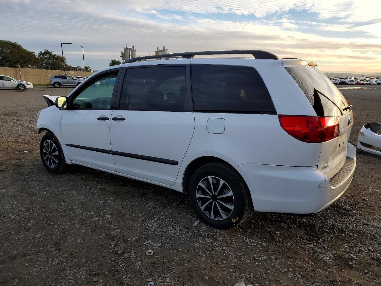 2009 TOYOTA SIENNA CE photo 2