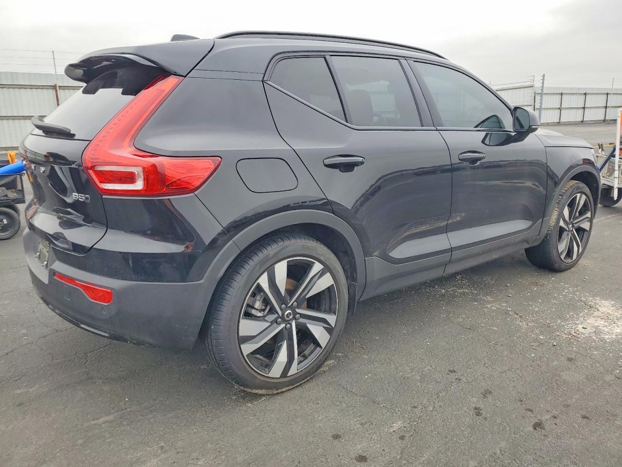 2024 VOLVO XC40 PLUS photo 3