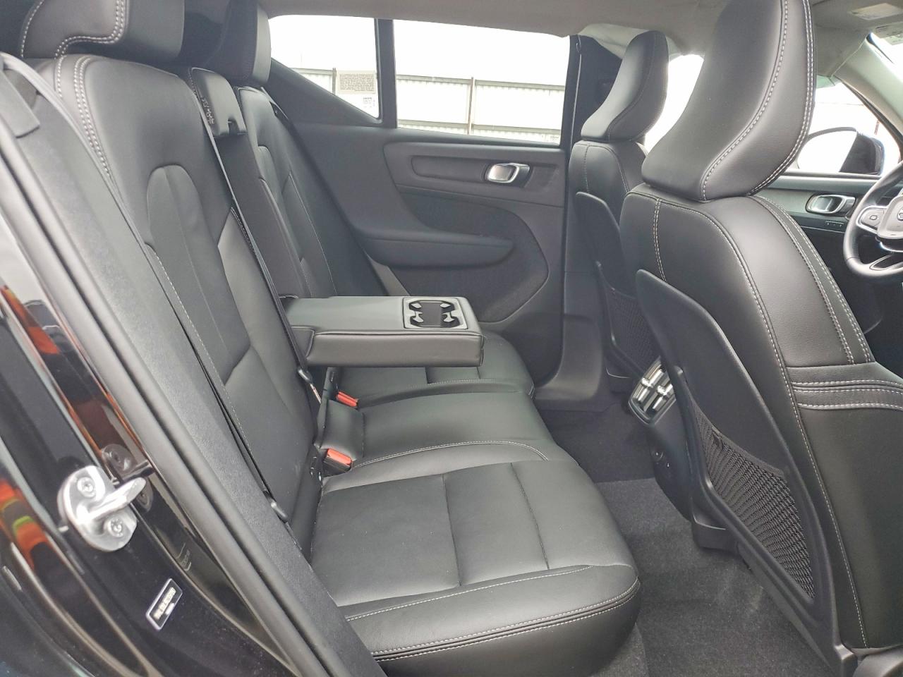 2024 VOLVO XC40 PLUS photo 11