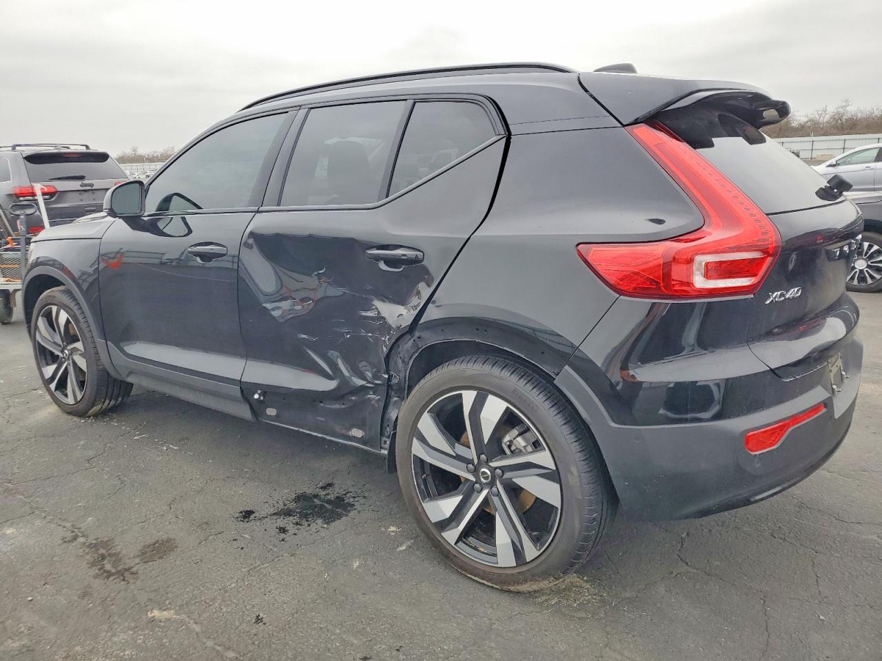 2024 VOLVO XC40 PLUS photo 2