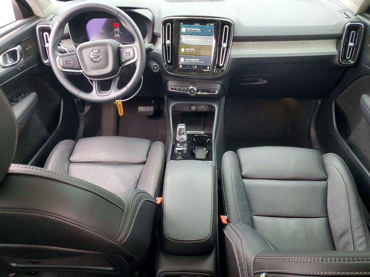 2024 VOLVO XC40 PLUS photo 8