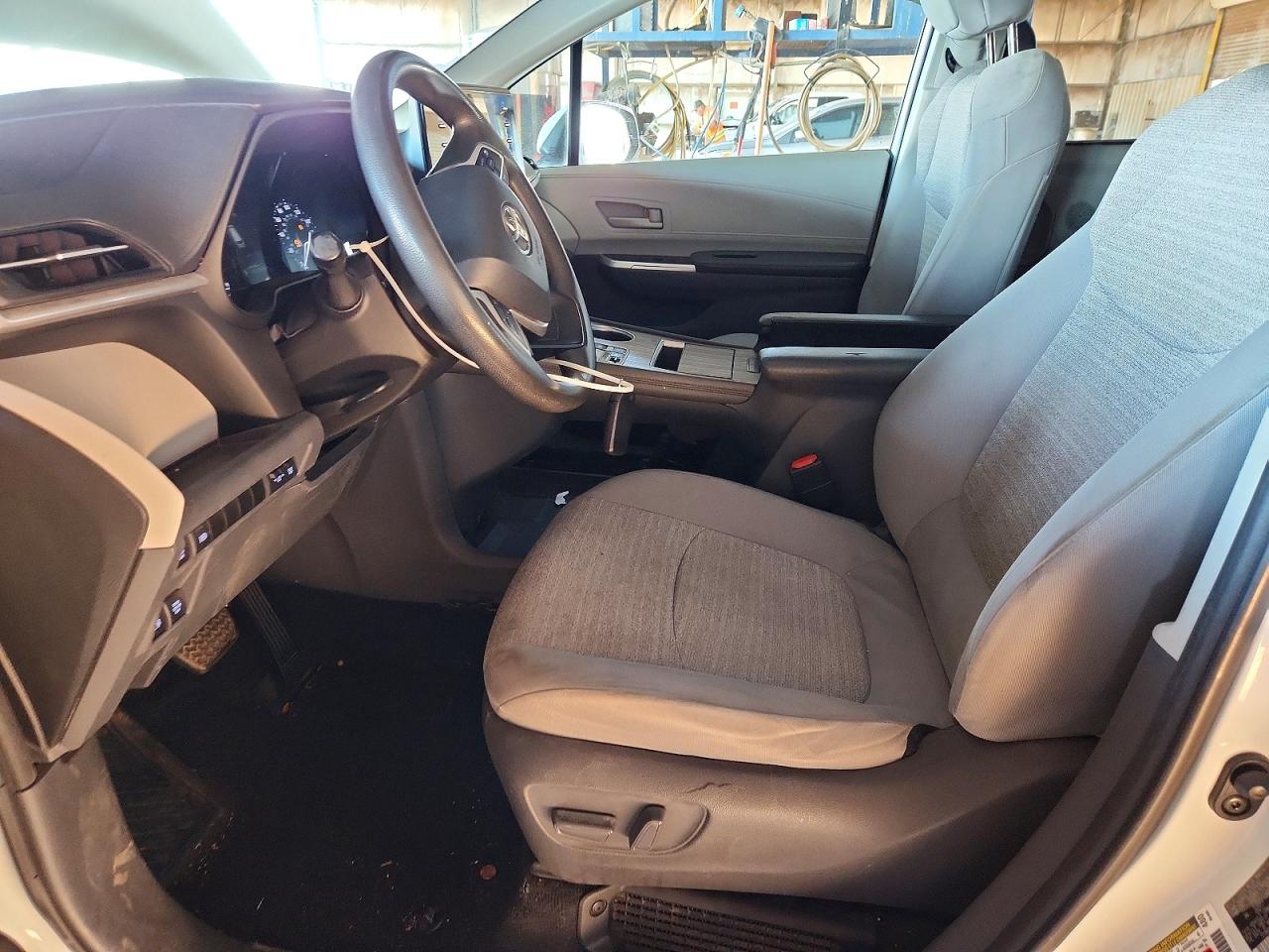 2021 TOYOTA SIENNA LE photo 7