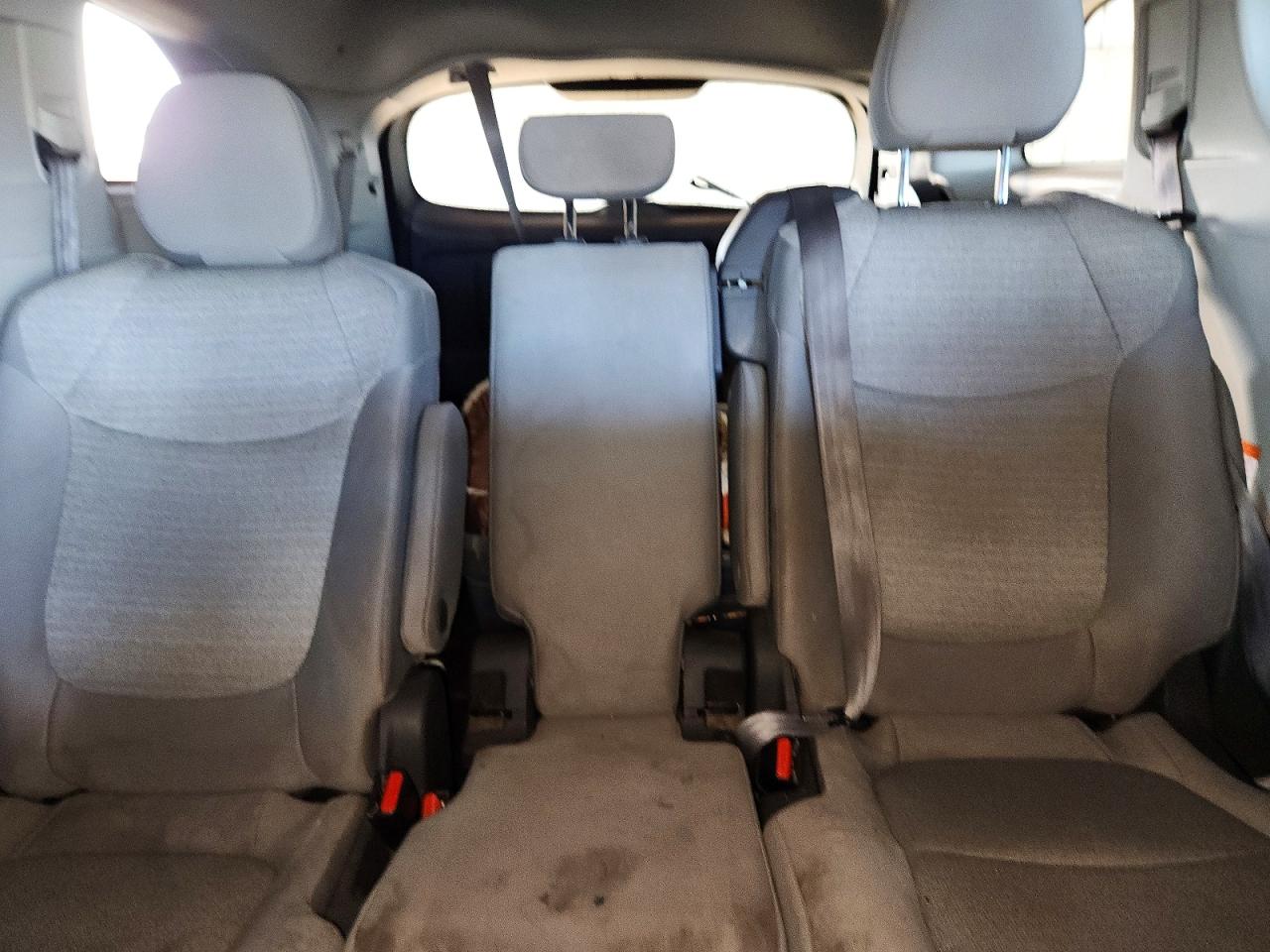 2021 TOYOTA SIENNA LE photo 10