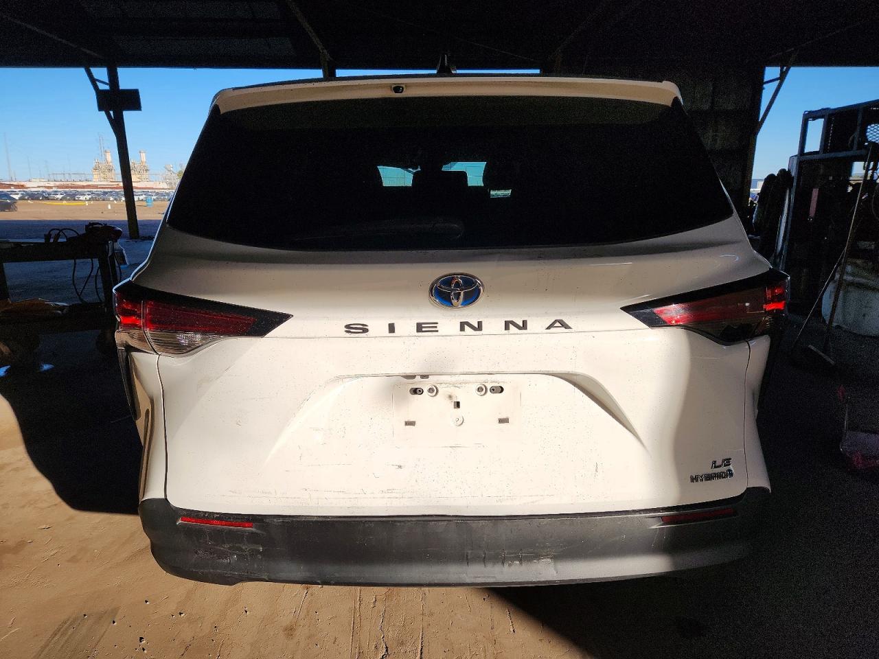 2021 TOYOTA SIENNA LE photo 6