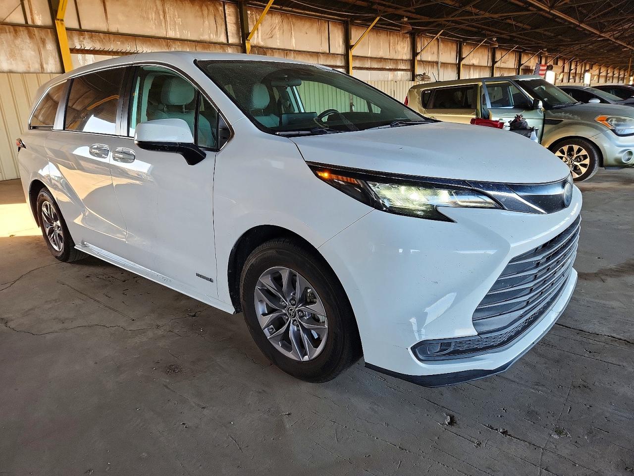 2021 TOYOTA SIENNA LE photo 4
