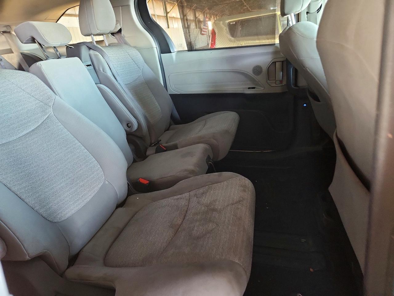 2021 TOYOTA SIENNA LE photo 11