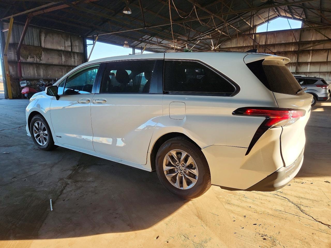 2021 TOYOTA SIENNA LE photo 2