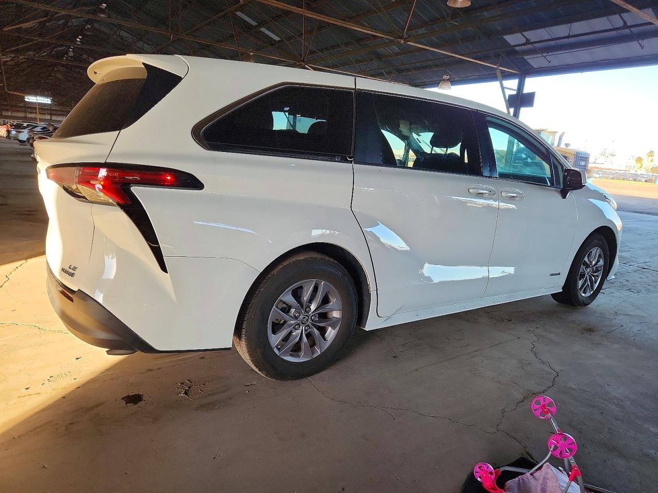 2021 TOYOTA SIENNA LE photo 3