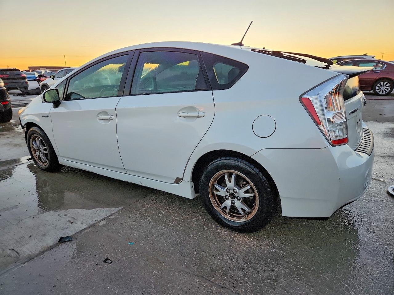 2010 TOYOTA PRIUS photo 2