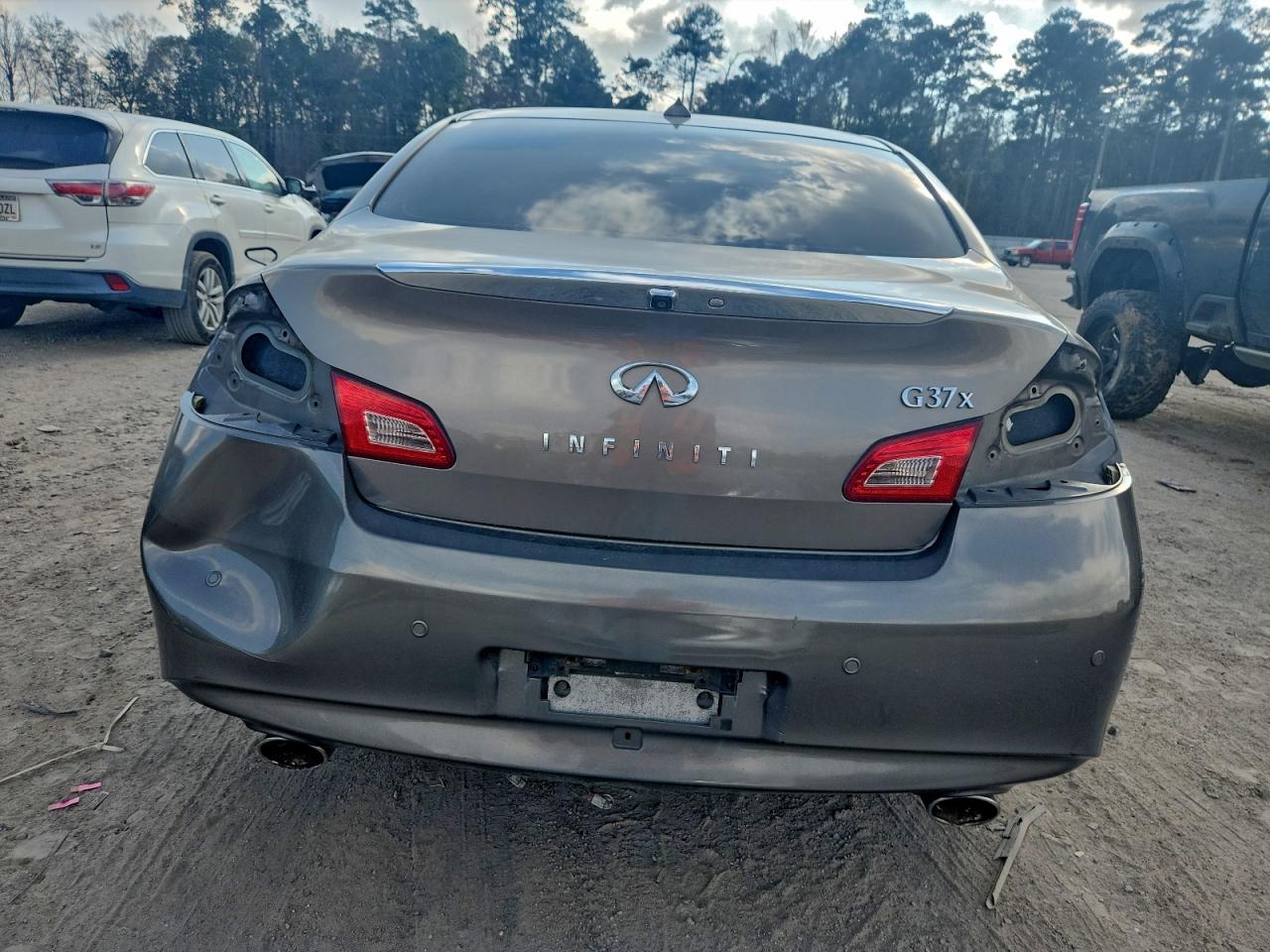2010 INFINITI G37 photo 11