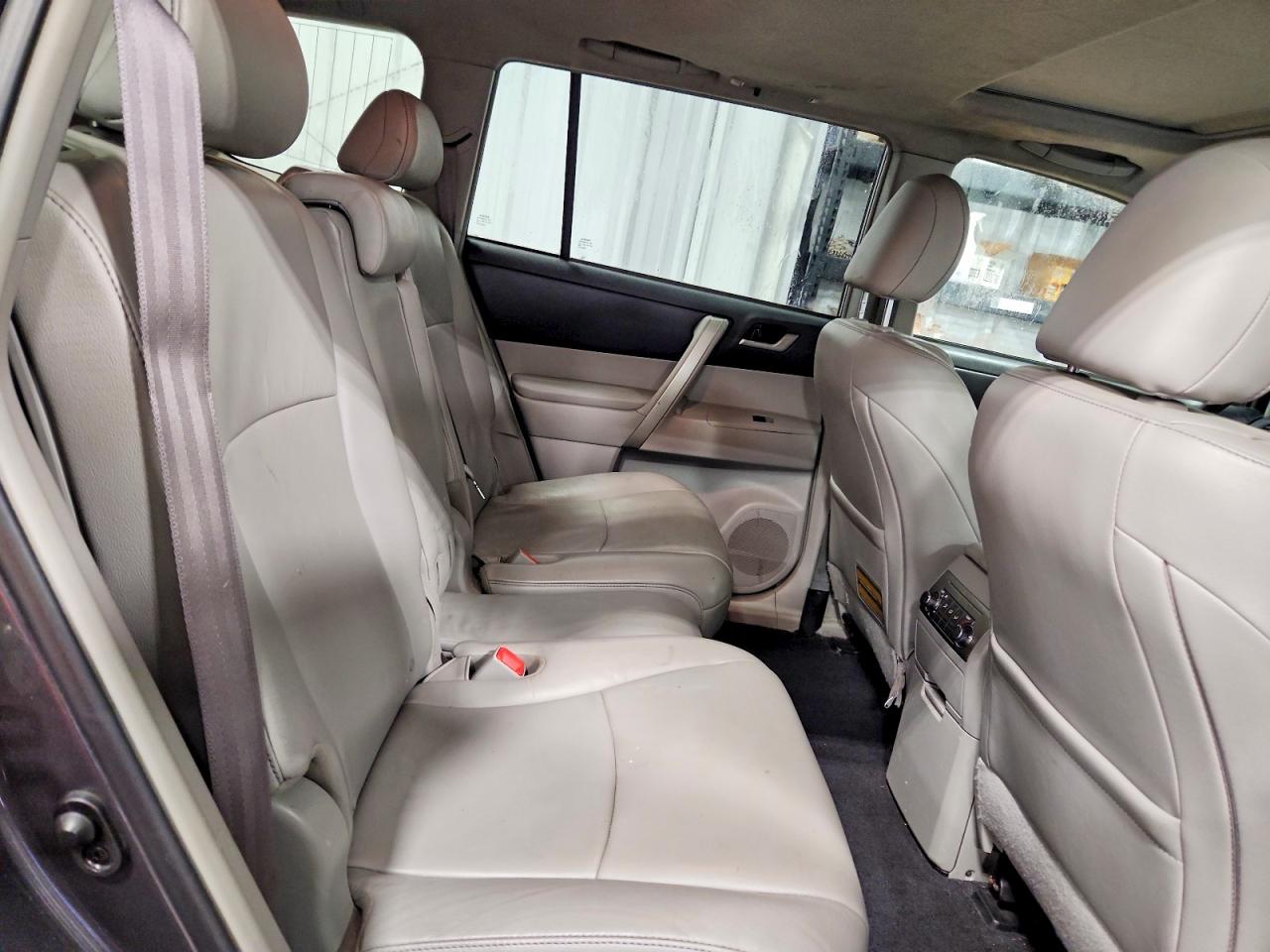 2013 TOYOTA HIGHLANDER BASE photo 11