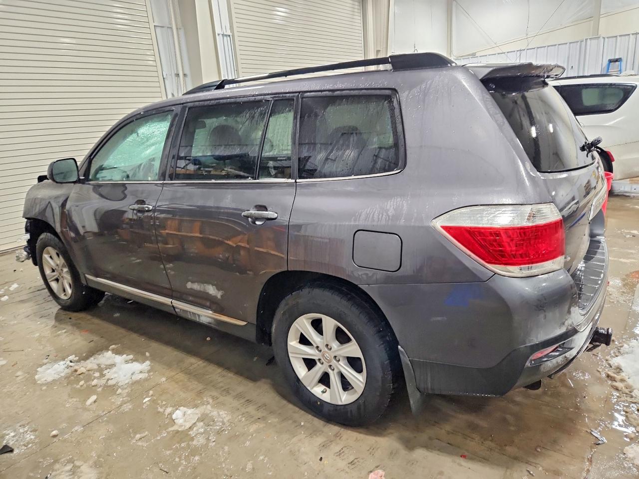 2013 TOYOTA HIGHLANDER BASE photo 2