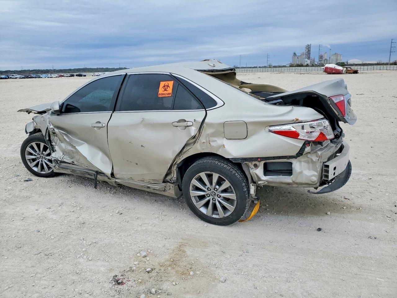 2015 TOYOTA CAMRY LE photo 2