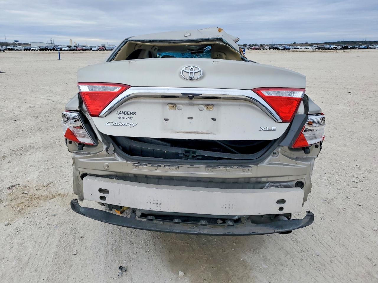 2015 TOYOTA CAMRY LE photo 6