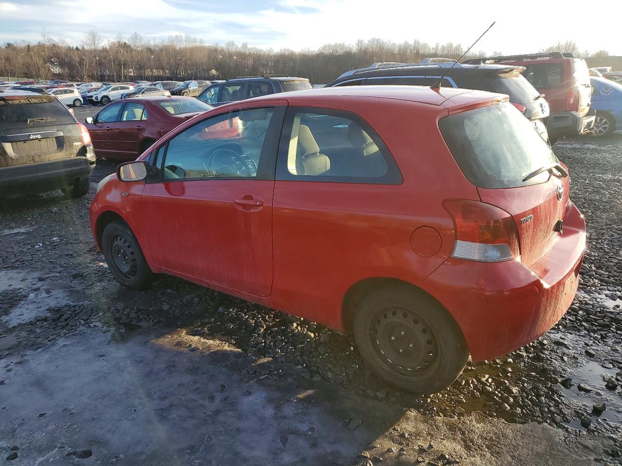 2010 TOYOTA YARIS photo 2