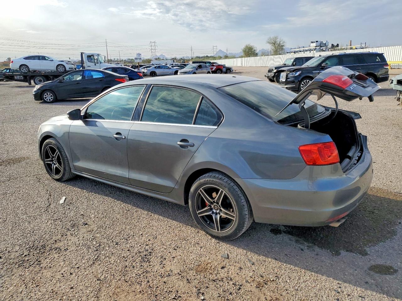 2013 VOLKSWAGEN JETTA SE photo 2