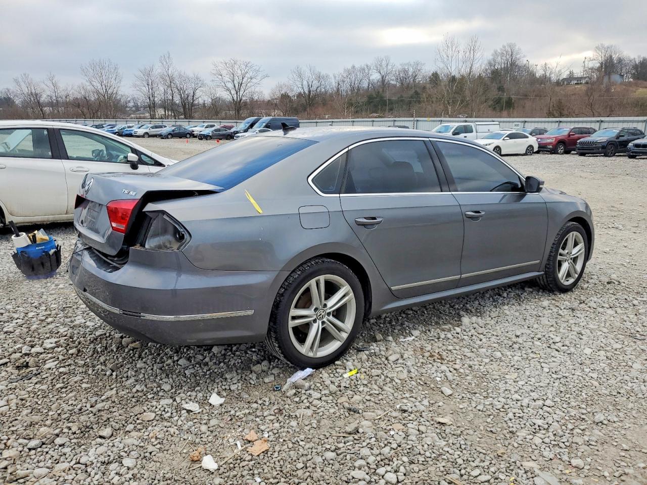 2015 VOLKSWAGEN PASSAT SE photo 3