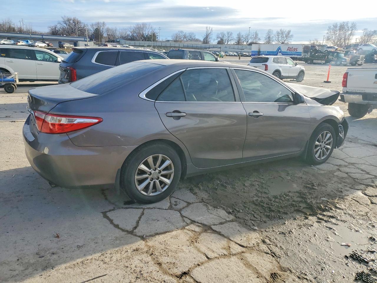 2015 TOYOTA CAMRY LE photo 3