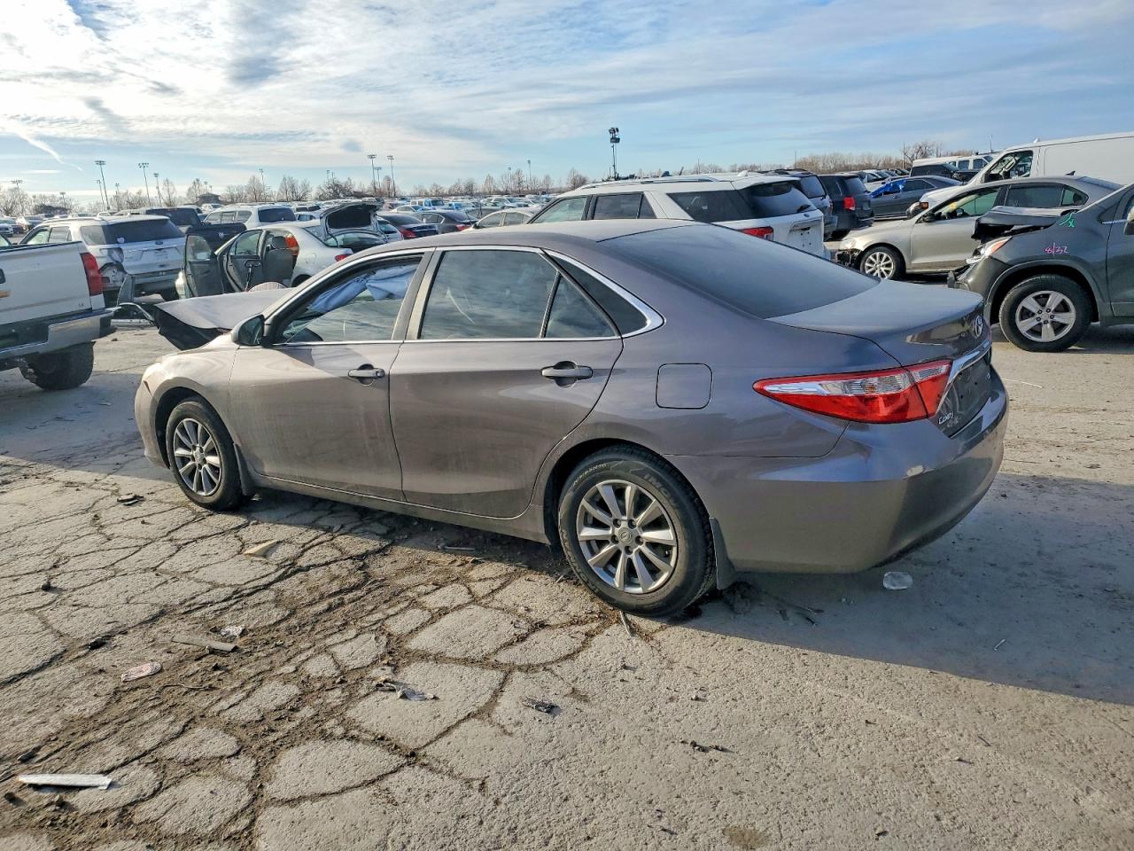 2015 TOYOTA CAMRY LE photo 2