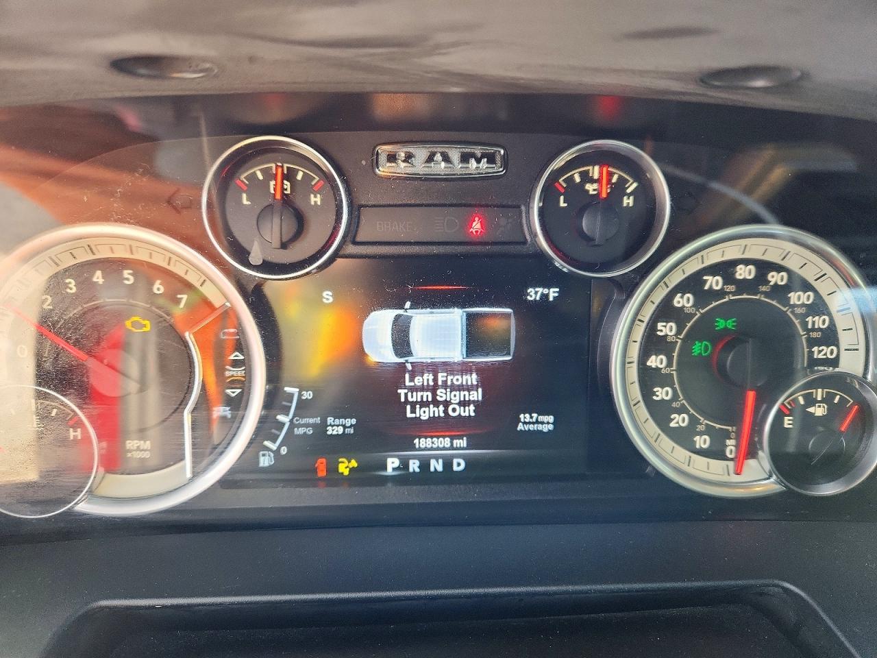 2015 RAM 1500 SLT photo 9