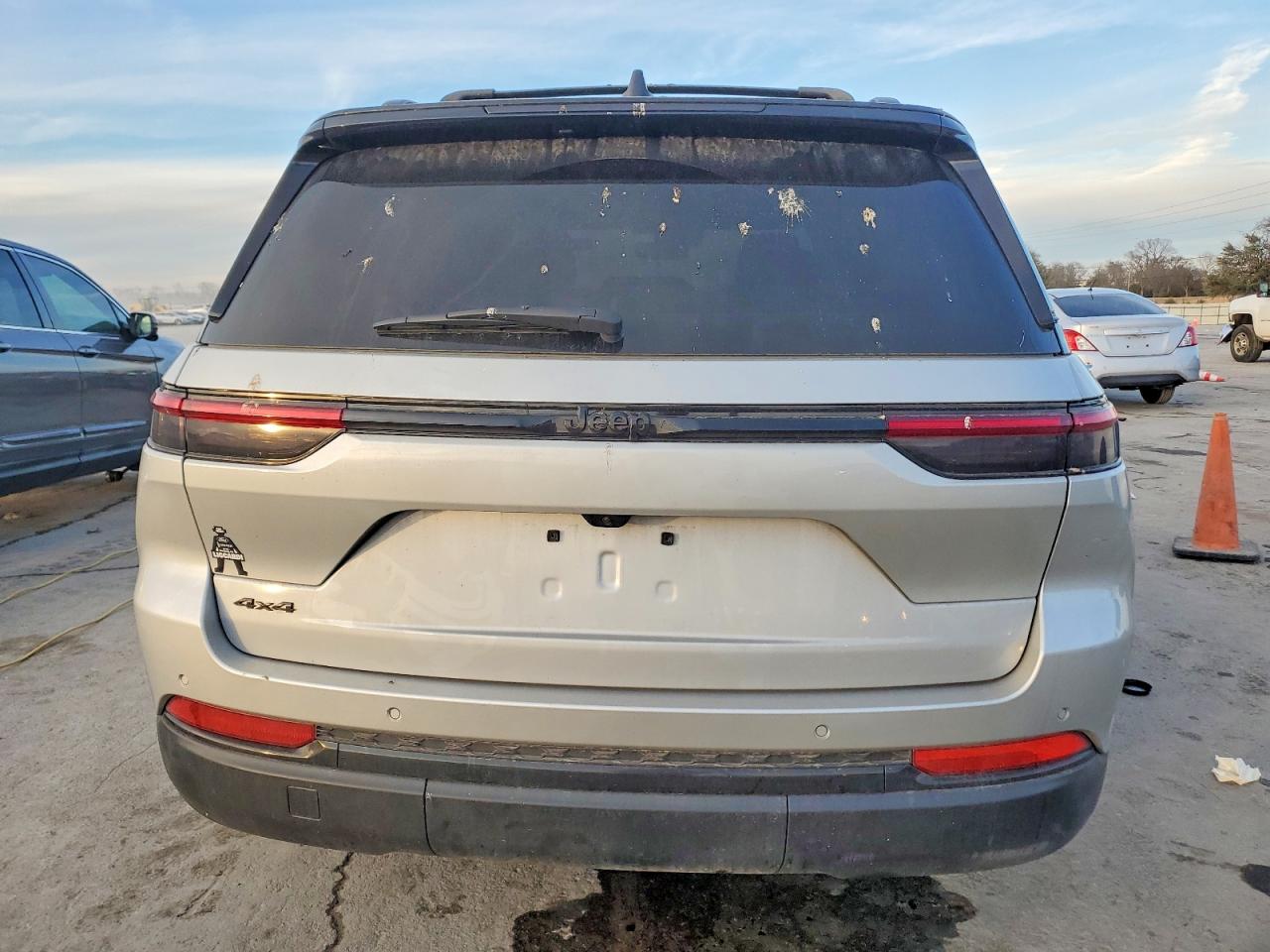 2024 JEEP GRAND CHEROKEE LAREDO photo 6