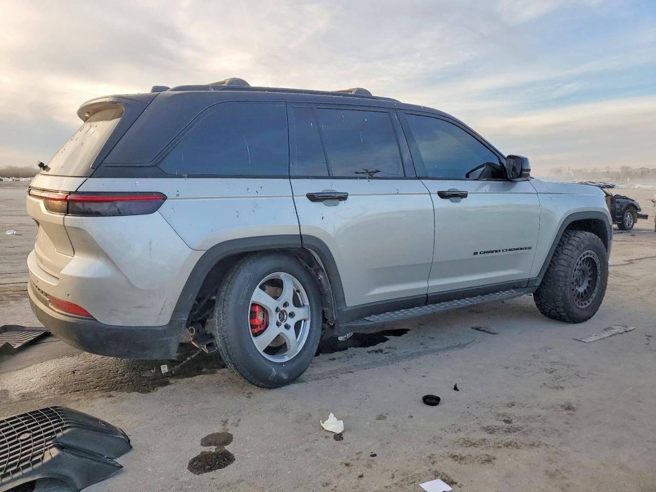 2024 JEEP GRAND CHEROKEE LAREDO photo 3