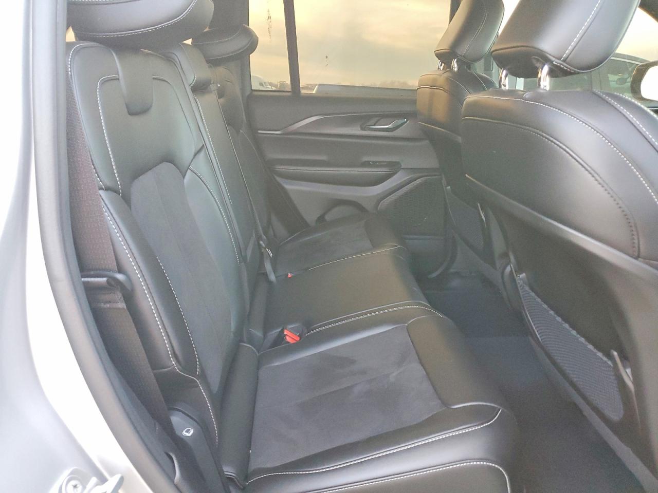 2024 JEEP GRAND CHEROKEE LAREDO photo 10