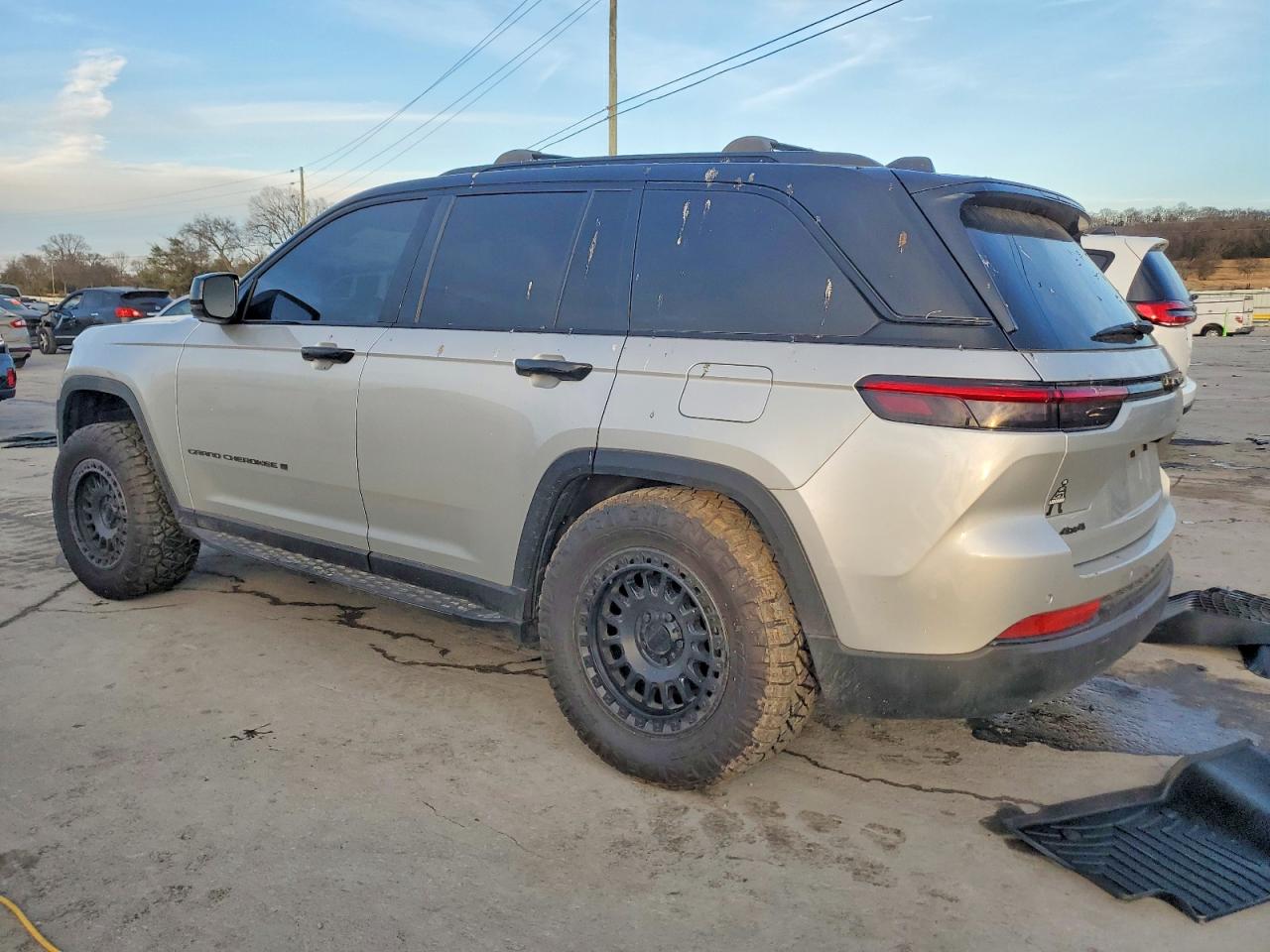 2024 JEEP GRAND CHEROKEE LAREDO photo 2