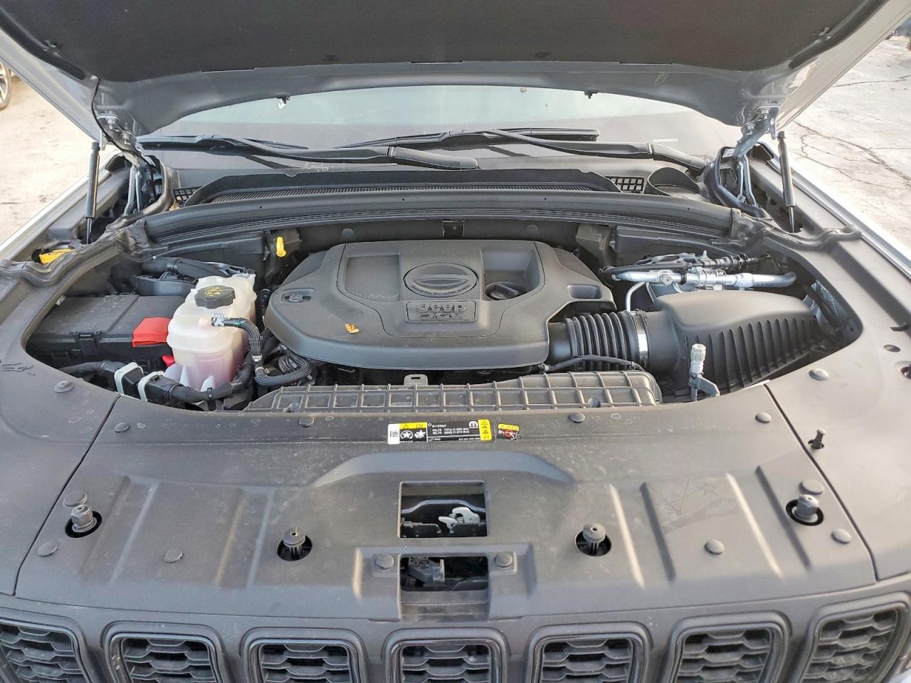 2024 JEEP GRAND CHEROKEE LAREDO photo 11