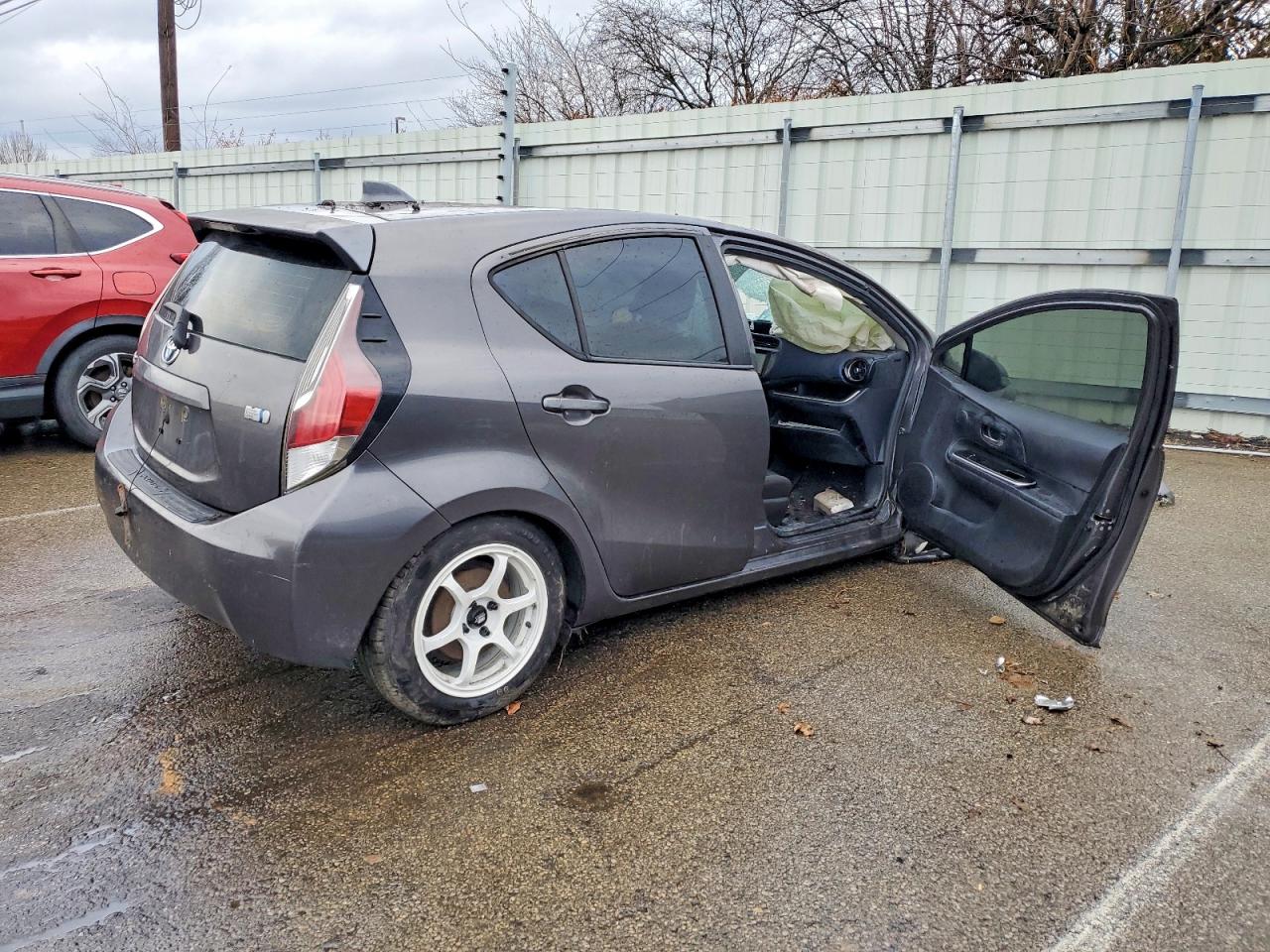 2015 TOYOTA PRIUS C photo 3