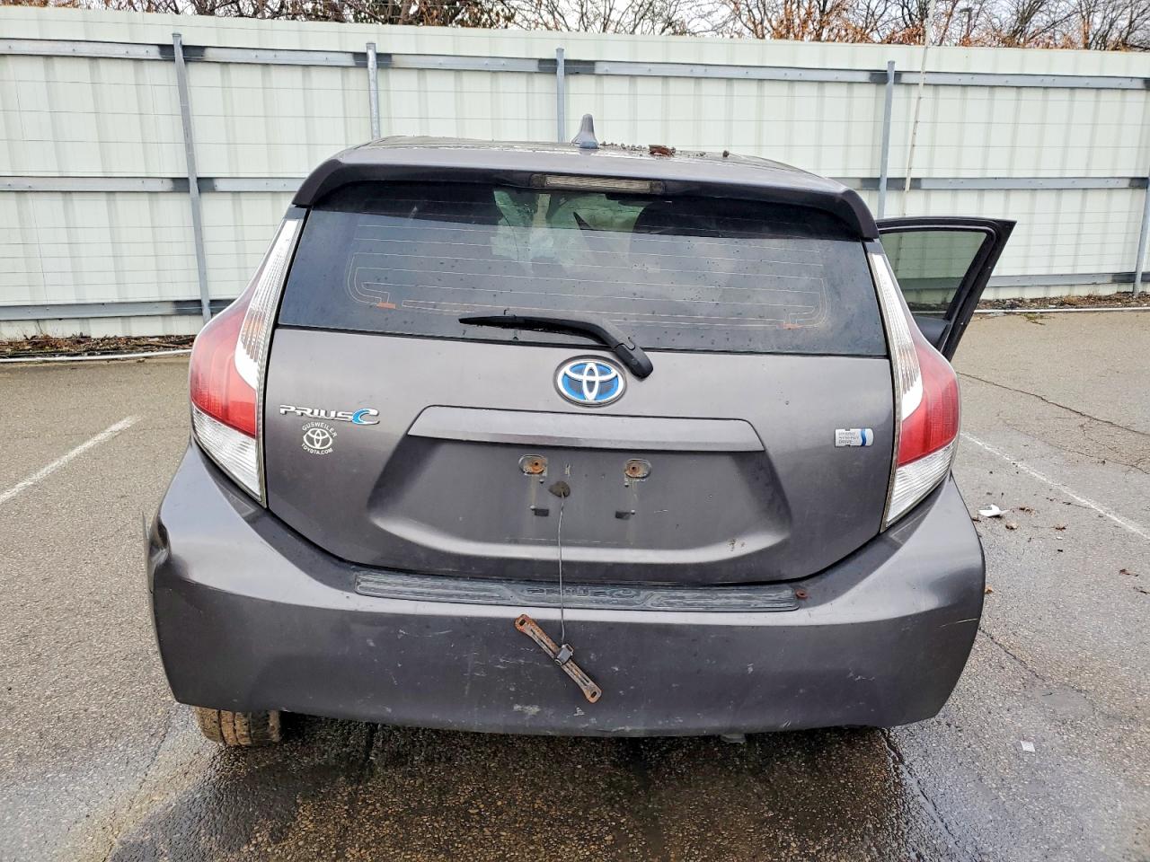 2015 TOYOTA PRIUS C photo 6