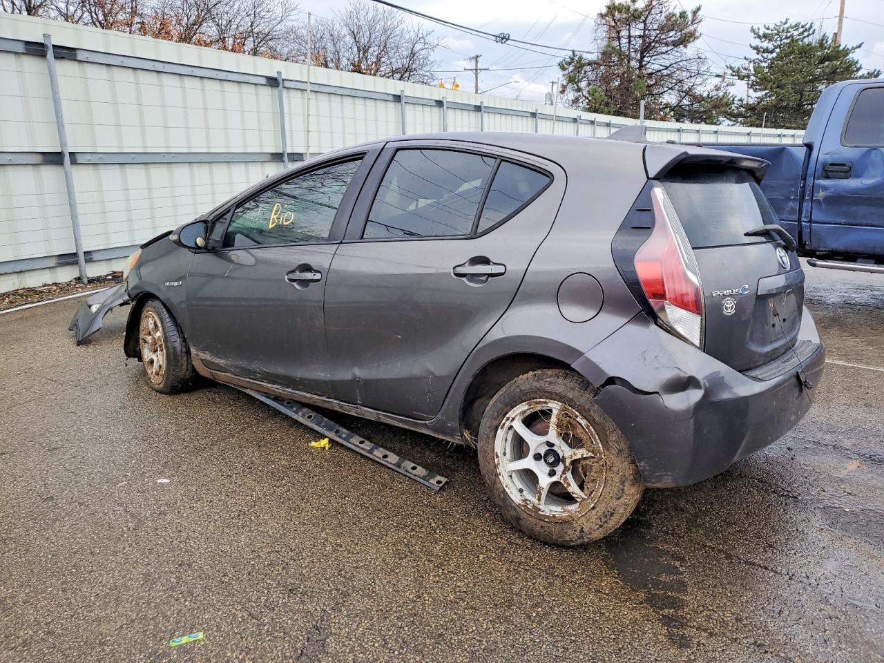 2015 TOYOTA PRIUS C photo 2