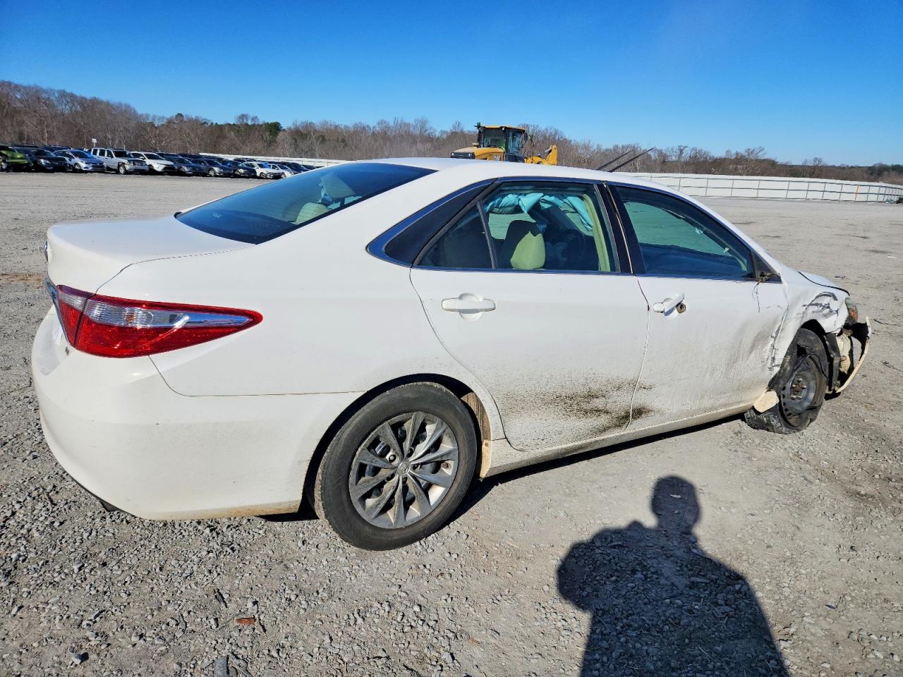 2015 TOYOTA CAMRY LE photo 3