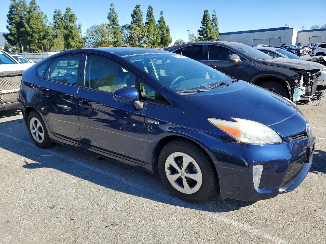 2013 TOYOTA PRIUS photo 4