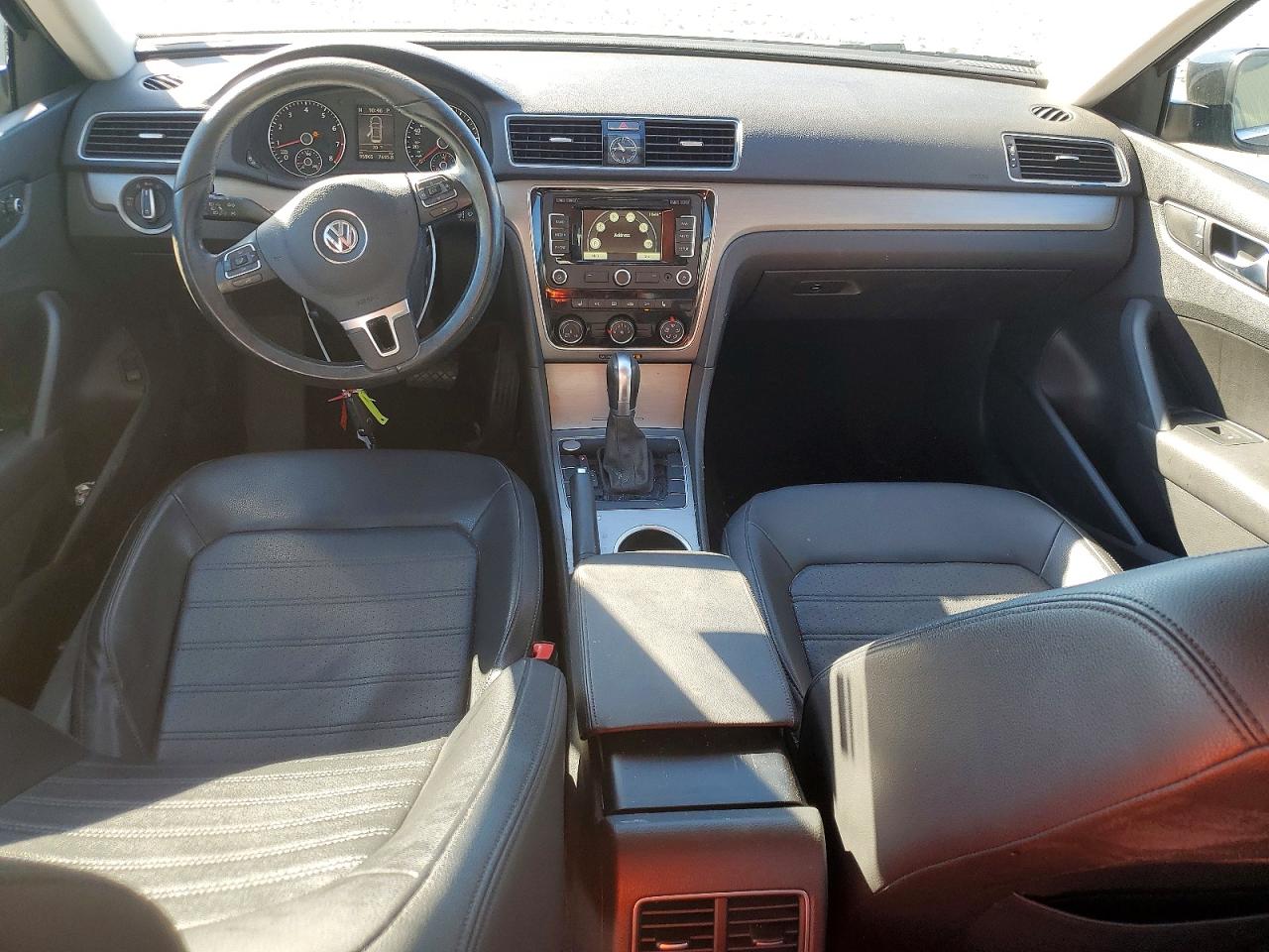 2015 VOLKSWAGEN PASSAT SE photo 8