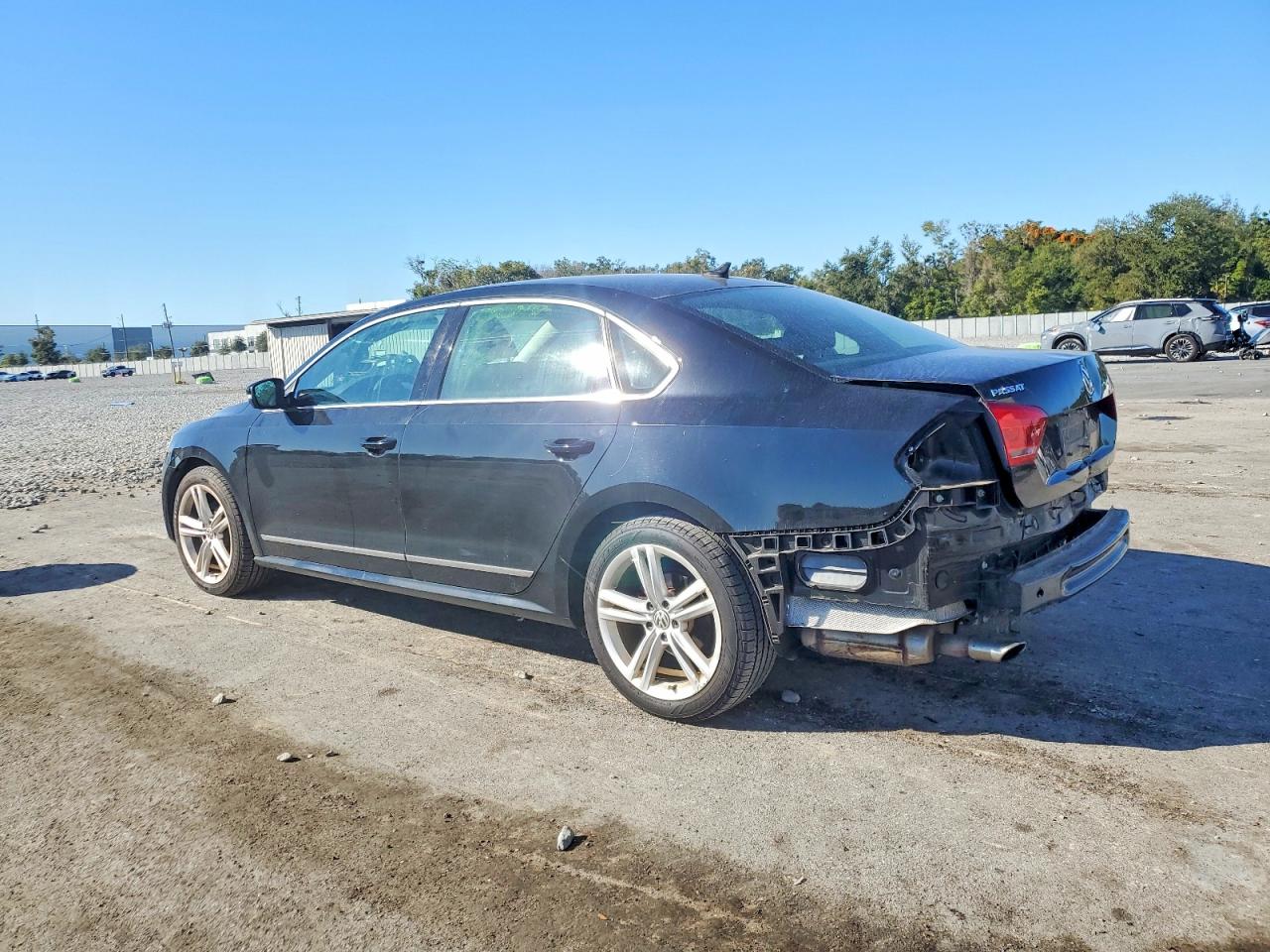 2015 VOLKSWAGEN PASSAT SE photo 2