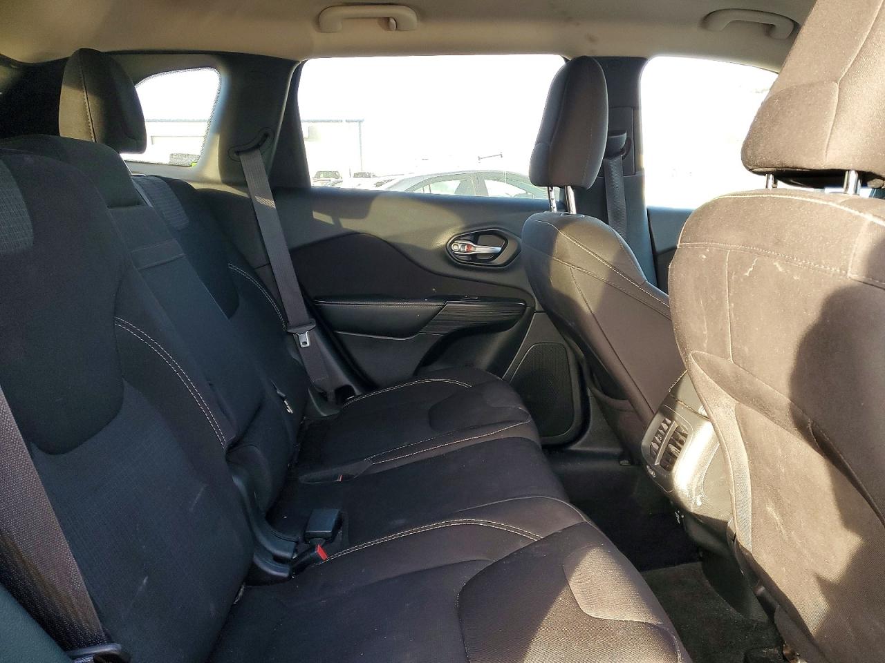 2015 JEEP CHEROKEE LATITUDE photo 11