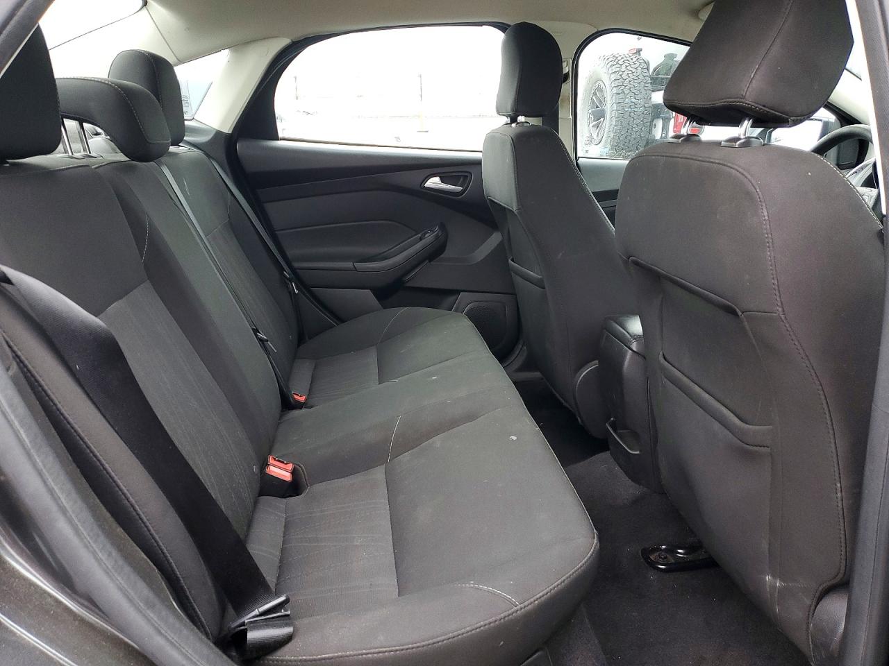 2017 FORD FOCUS SE photo 10