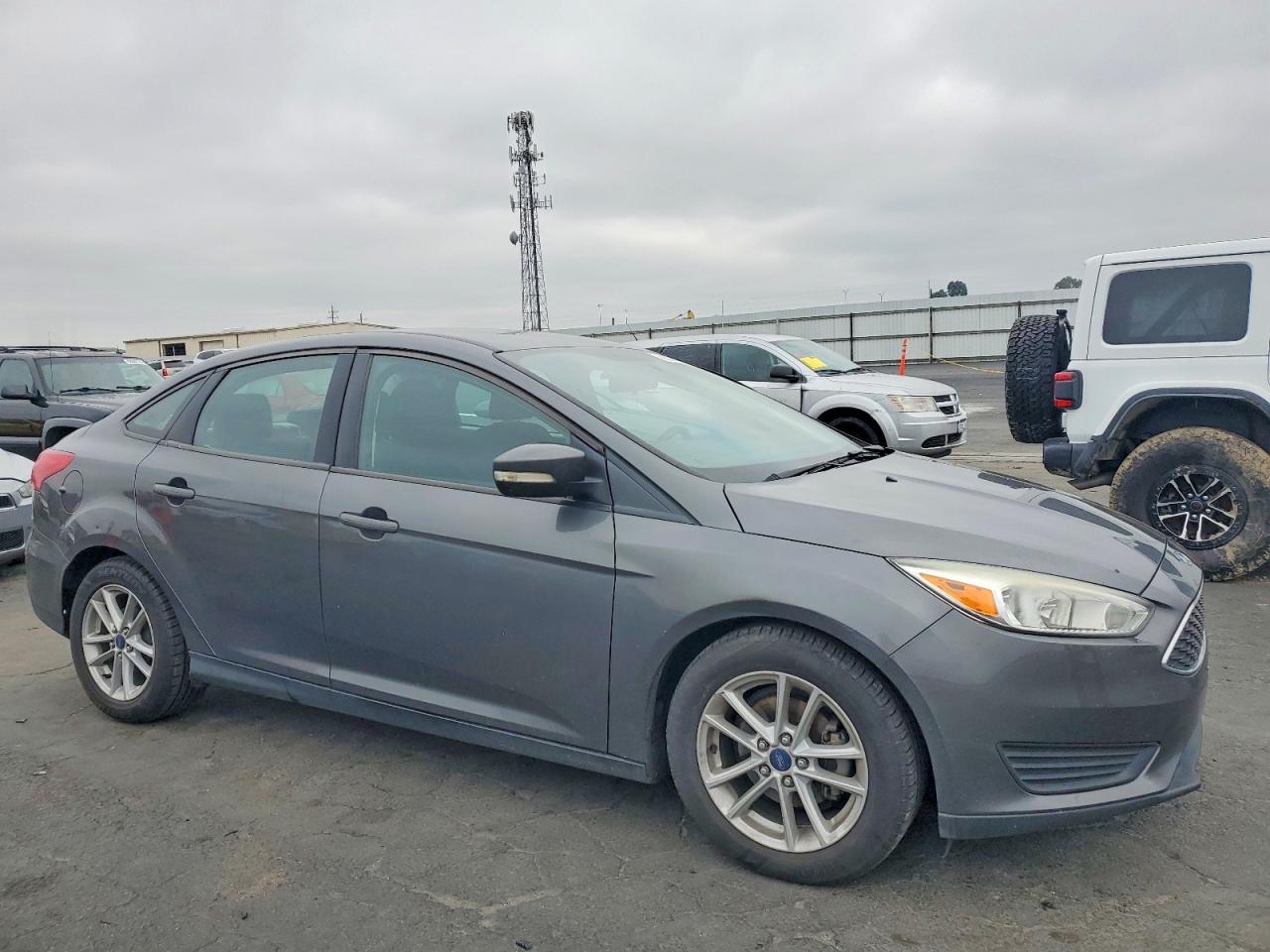 2017 FORD FOCUS SE photo 4