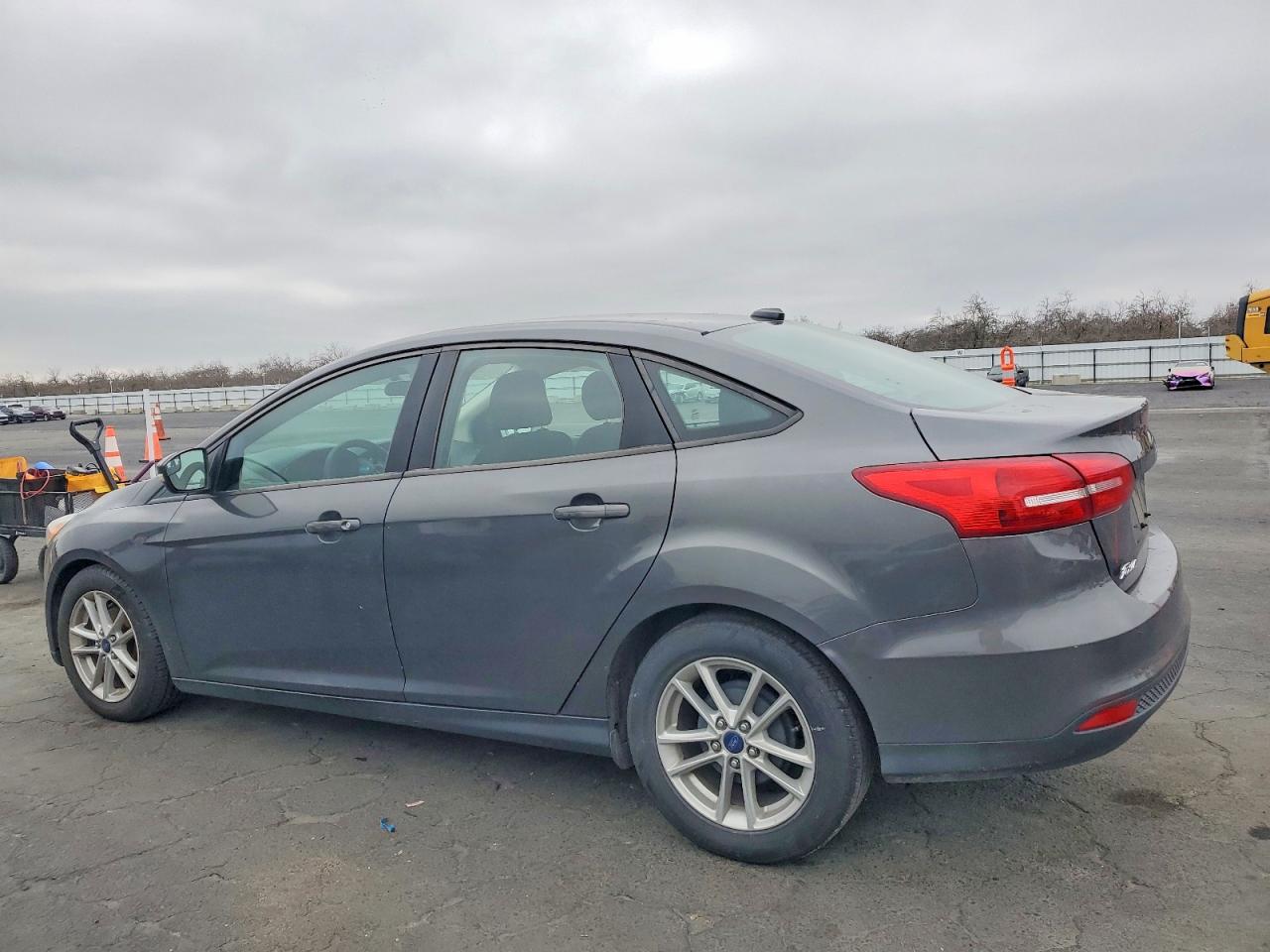 2017 FORD FOCUS SE photo 2