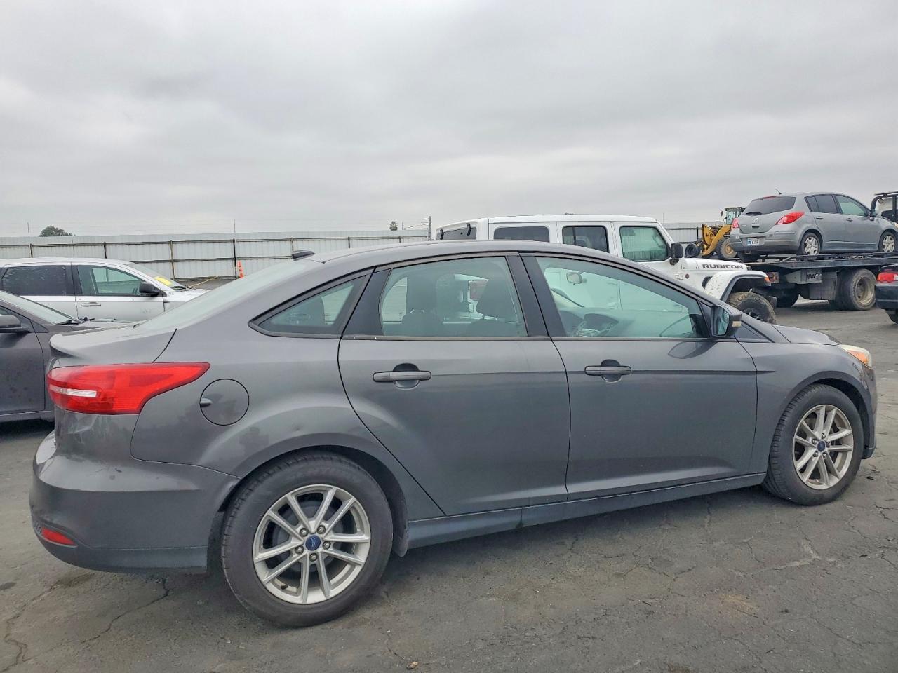 2017 FORD FOCUS SE photo 3