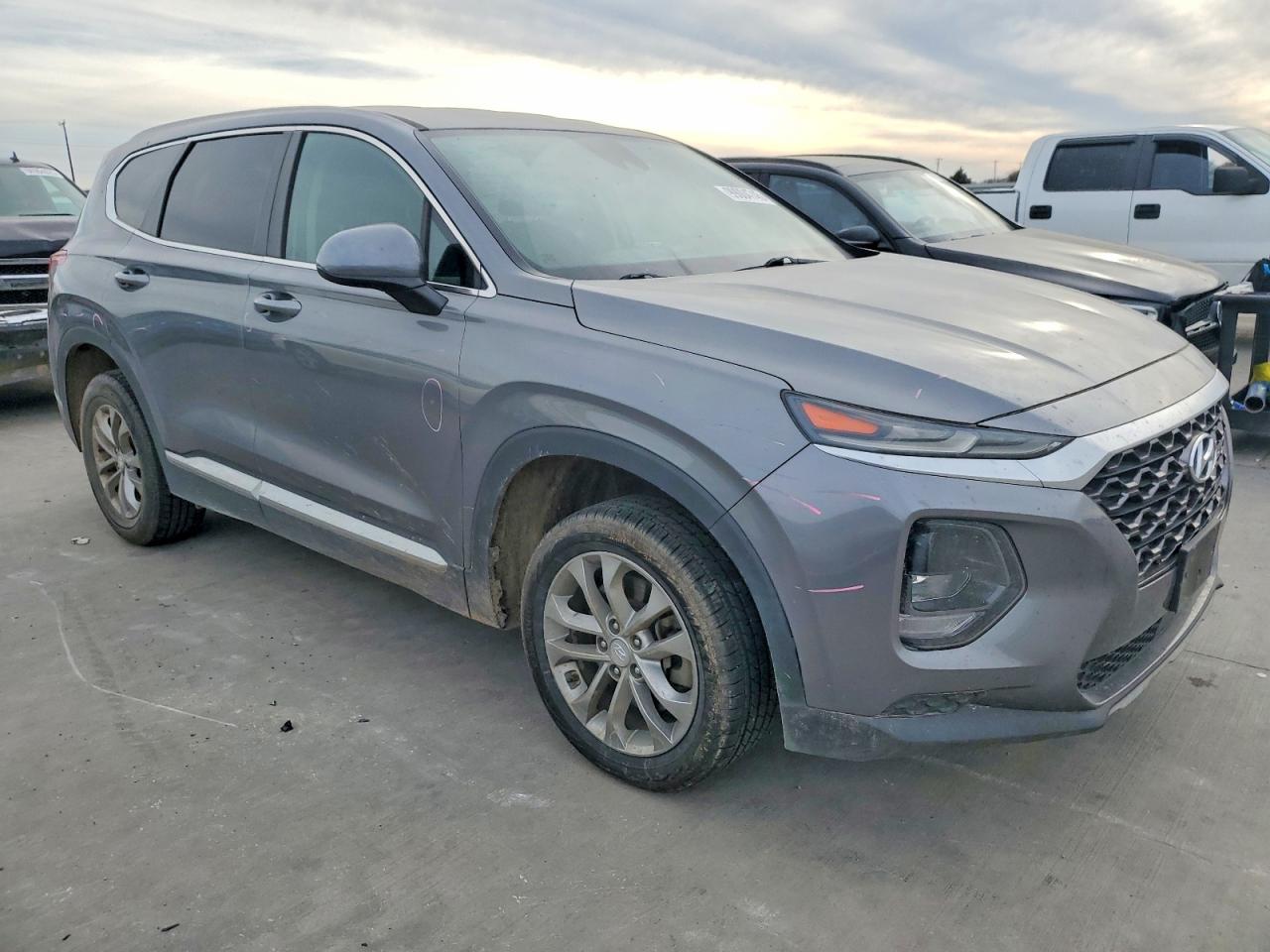 2019 HYUNDAI SANTA FE SE photo 4