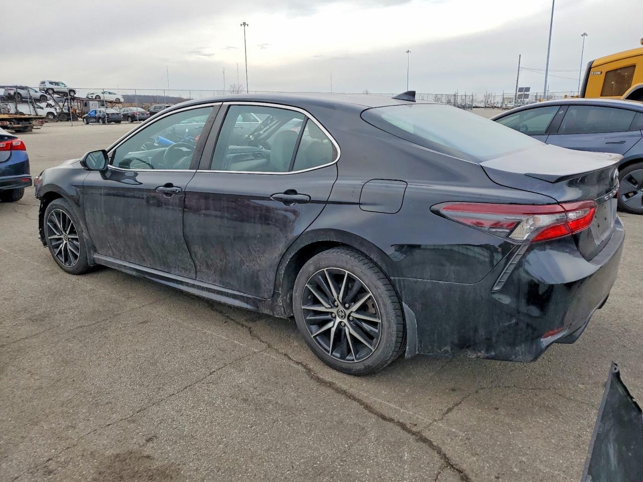 2022 TOYOTA CAMRY SE photo 2