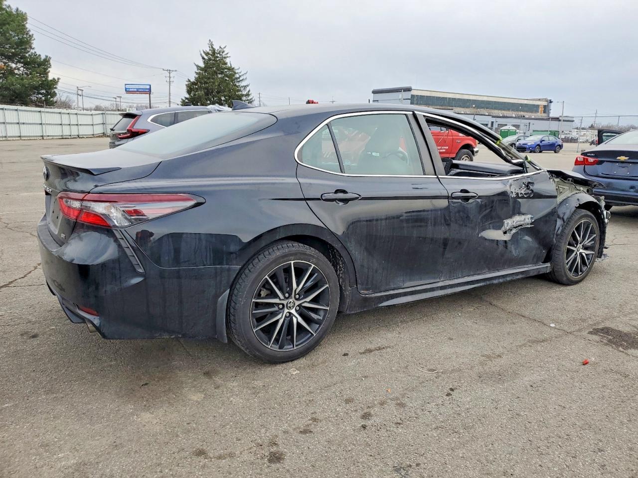 2022 TOYOTA CAMRY SE photo 3