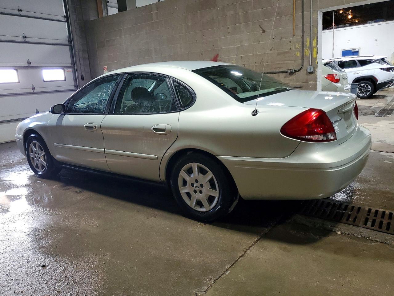 2004 FORD TAURUS SE photo 2