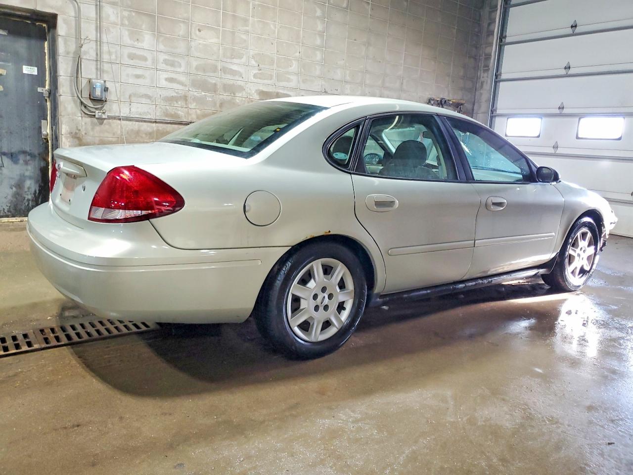 2004 FORD TAURUS SE photo 3